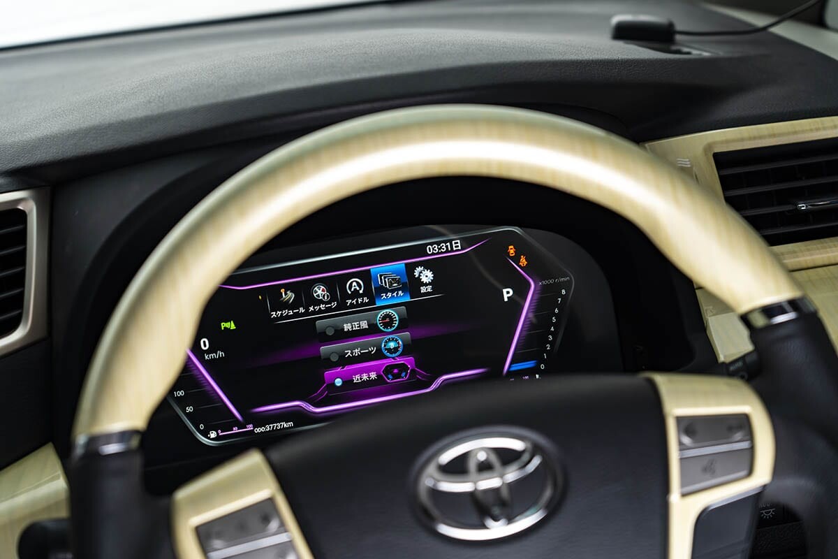 え？ メーターが超サイバーなんだけど!! 近未来感が半端ない30