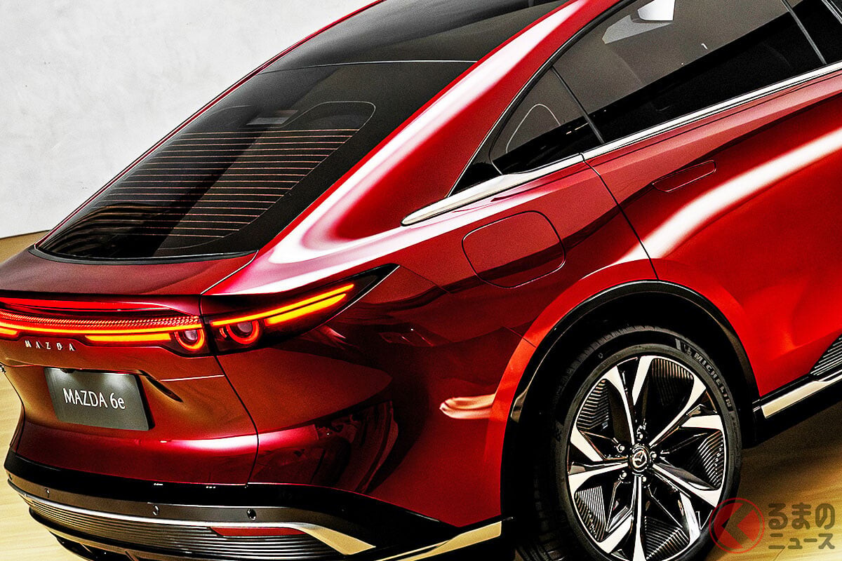 マツダ新型「MAZDA“6e”」国内導入はいつ!?  FRレイアウト×全長4.9m“流麗”ボディ採用！ 超“静音”仕様の新たな欧州向けフラッグシップ「4ドアセダン」とは