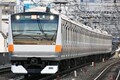 中央線グリーン車を利用する人の「年収」どれくらい？ 駅からすでに“課金勢”優遇!? 乗らない人にも訪れた“変化“浮彫りに