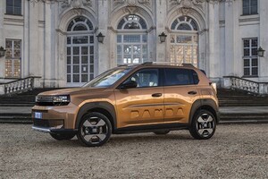 80年代の傑作車「パンダ」から生まれた「グランデパンダ」。内装はプラスチッキーだが強力な個性
