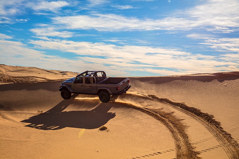 超ワイルドなジープのピックアップに砂漠に特化した新モデル。「グラディエーター・モハベ」登場