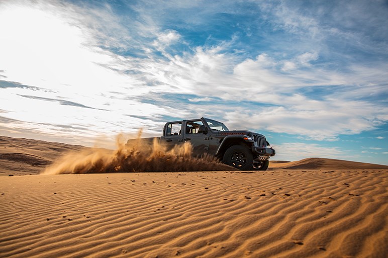 超ワイルドなジープのピックアップに砂漠に特化した新モデル。「グラディエーター・モハベ」登場