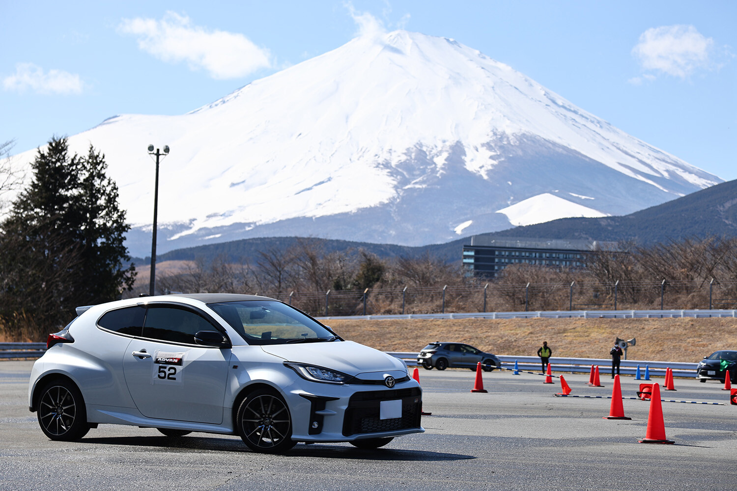 富士スピードウェイなのにコースじゃなくて「あえて駐車場」でレッスン……ってナゼ？　トヨタモビリティ神奈川の狙いと思いを直撃した！
