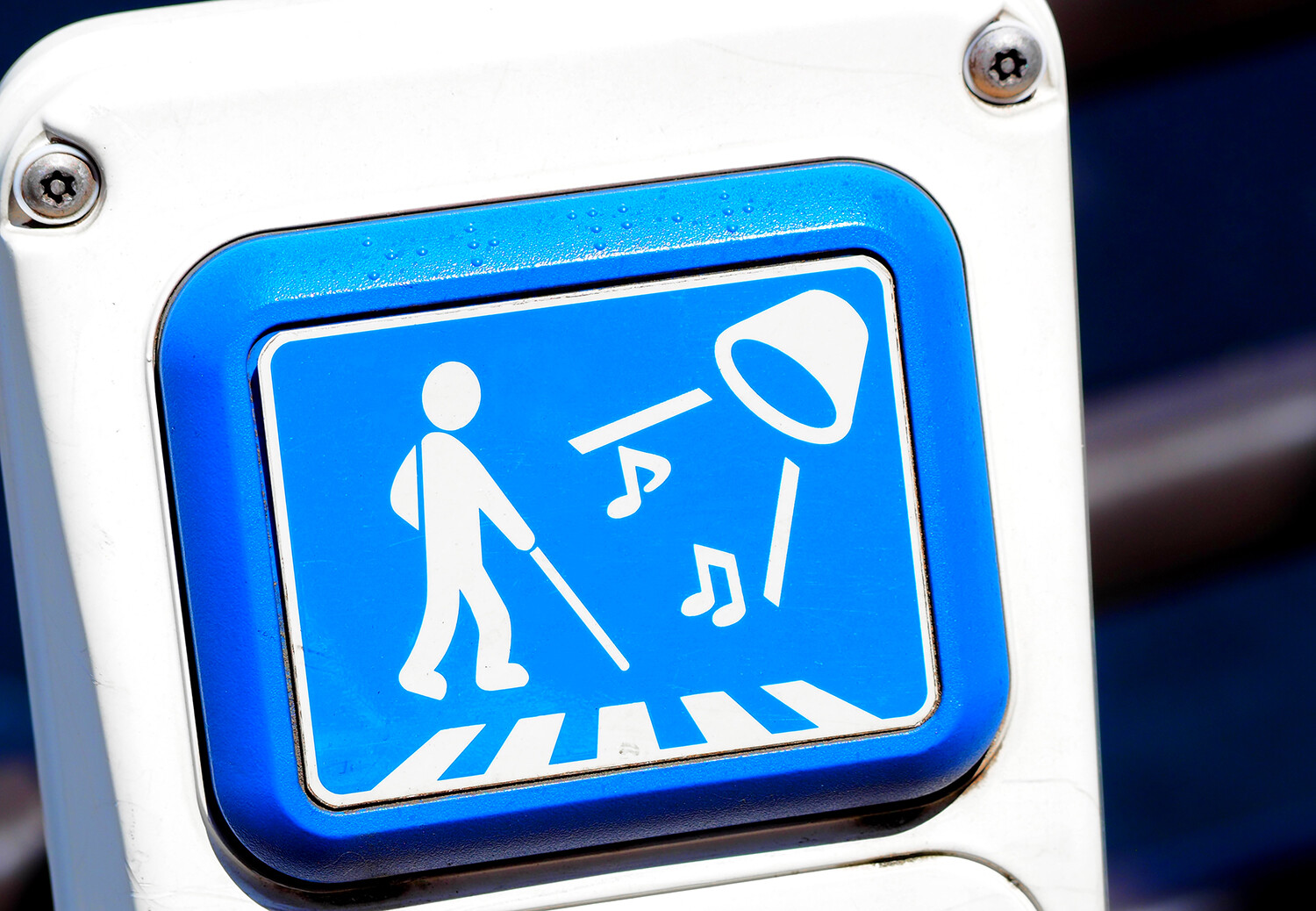 そういやあんまり聞かなくなったな……「とおりゃんせ」「故郷の空」などのメロディが流れる信号機が減ったワケ