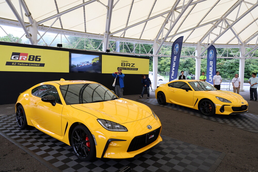 【頭文字D30周年記念イベントでお披露目】サンライズイエローが眩しい！86&BRZファンを魅了した2台の限定車