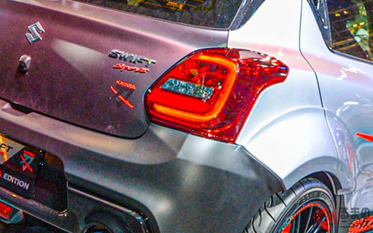 スズキ「スイフトスポーツ“カタナ”仕様」！ド迫力ワイドボディの「バイク仕様」がスゴイ！ オシャシルバーの「KATANAエディション」どんなモデル？