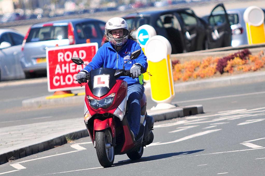 バイク雑誌ライターのマン島ほのぼの旅日記#5「島の自治会活動を手伝ってみた」