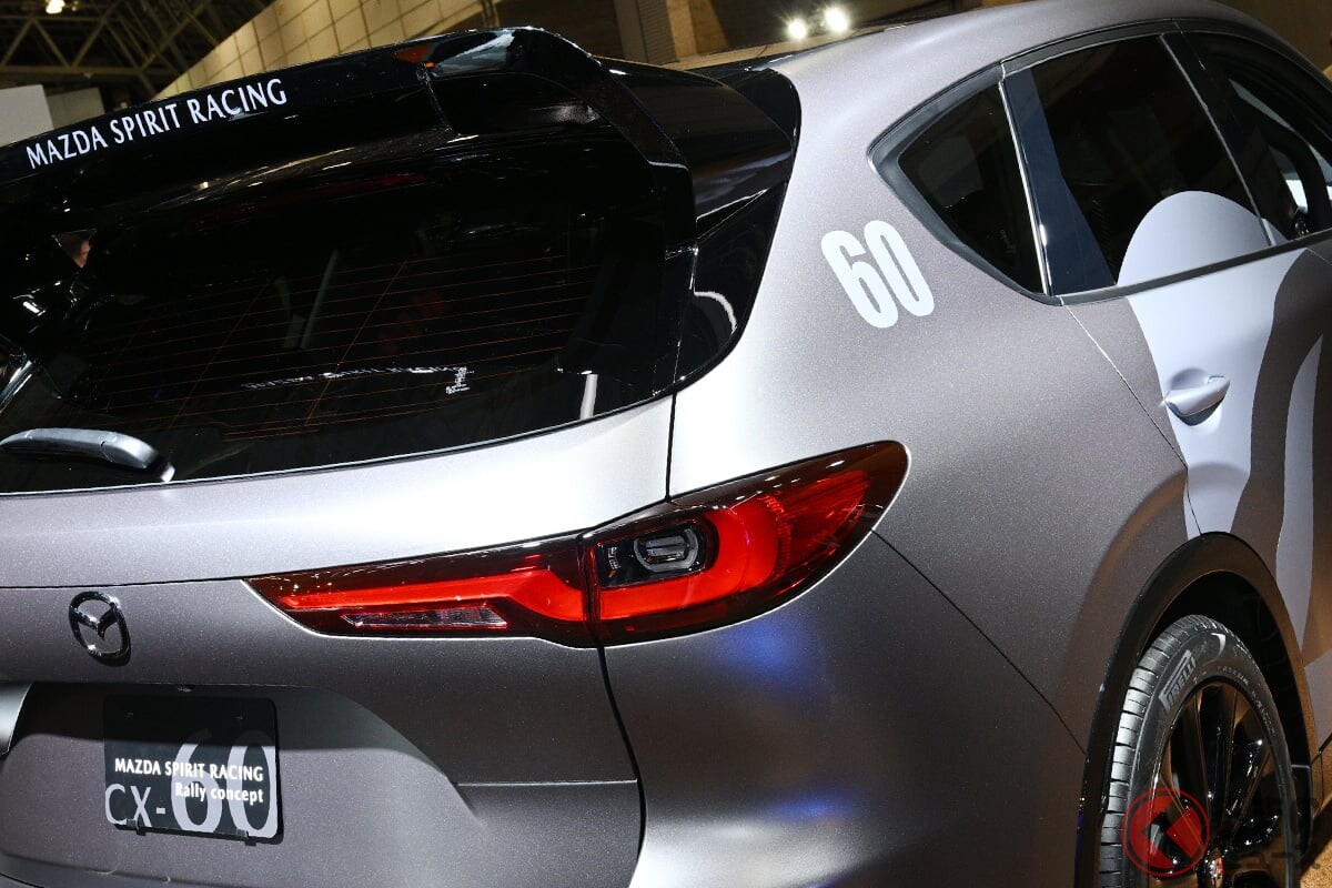 マツダ「“2人乗り”高級SUV」実車公開に反響あり！ 「かっけー！」「こだわりを感じる」の声も！ フルバケットシート＆ロールケージ装着した「CX-60ラリー」コンセプトに注目！