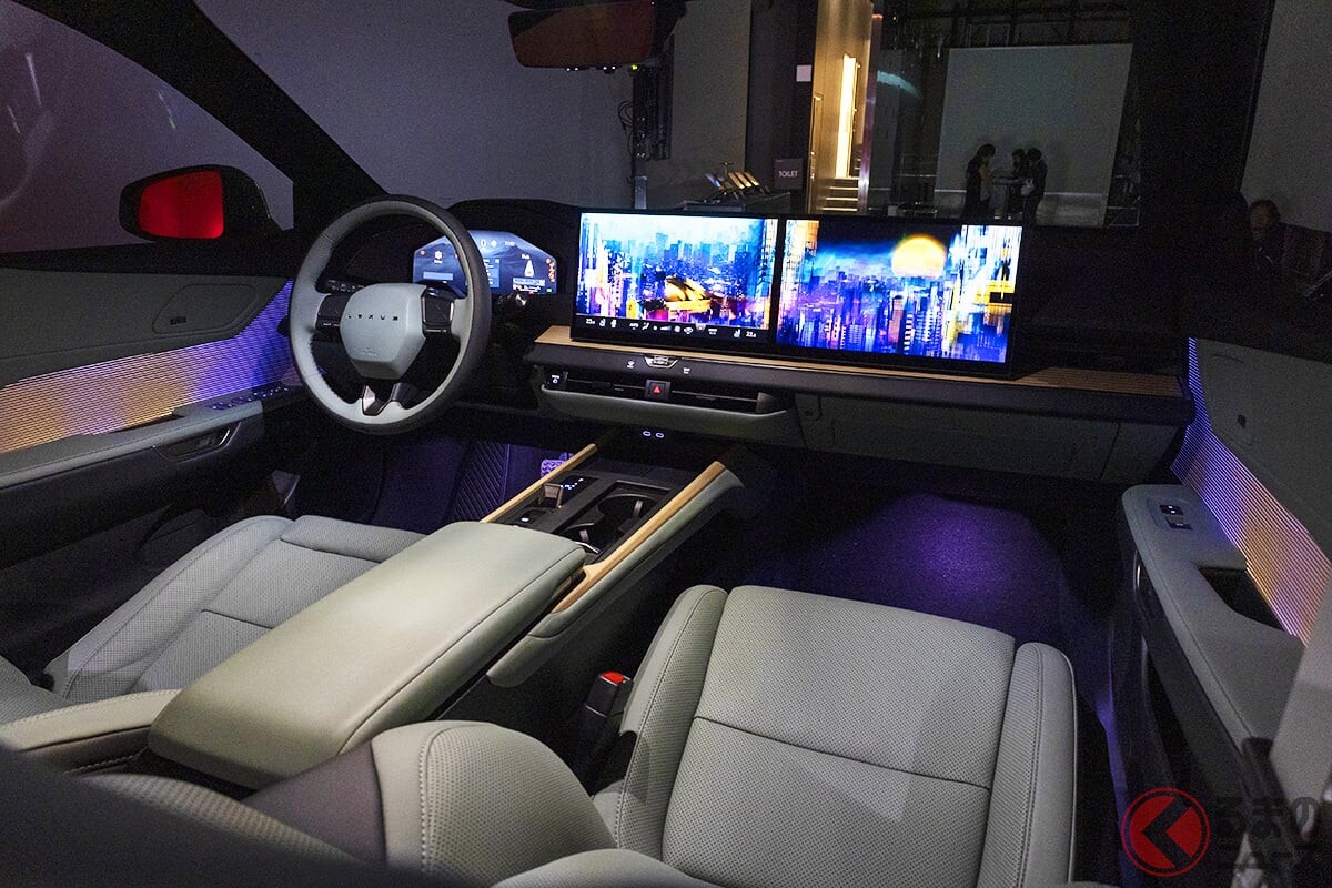 レクサス「新型セダン」日本初公開！ 光・音・香り・空調が連動する「メーカー初の画期的システム」に注目！ 「世界初の機能」もあり！ リビングのようにリラックスできる新型「ES」の“スゴイ内装”とは？