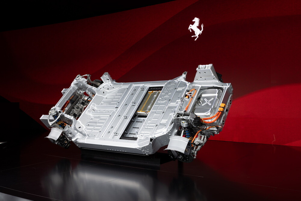 フェラーリ初EVは航続距離530kmの4ドアGT　快適性とスリル満点のハンドリング両立　本物の「エンジン音」も