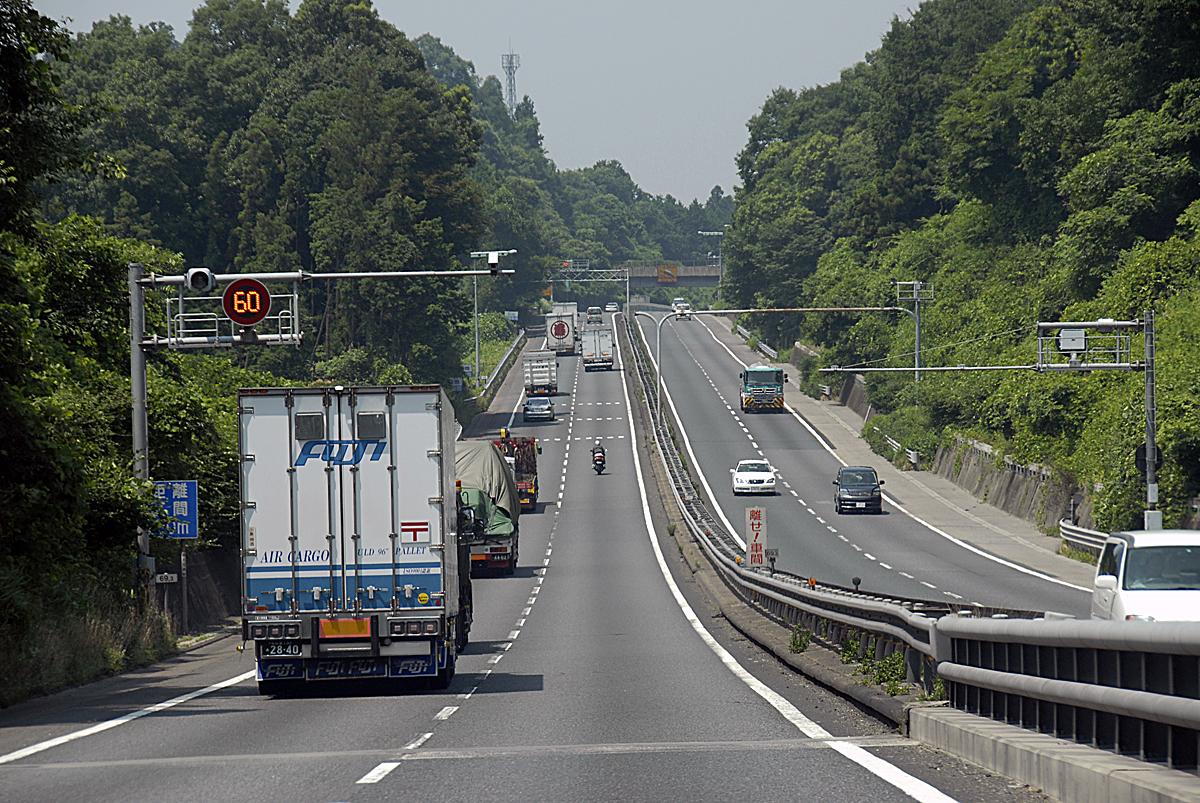 普通車にとって遅いトラックは邪魔 高速道路で大型トラックの制限速度を引き上げない理由とは Web Cartop 自動車情報サイト 新車 中古車 Carview