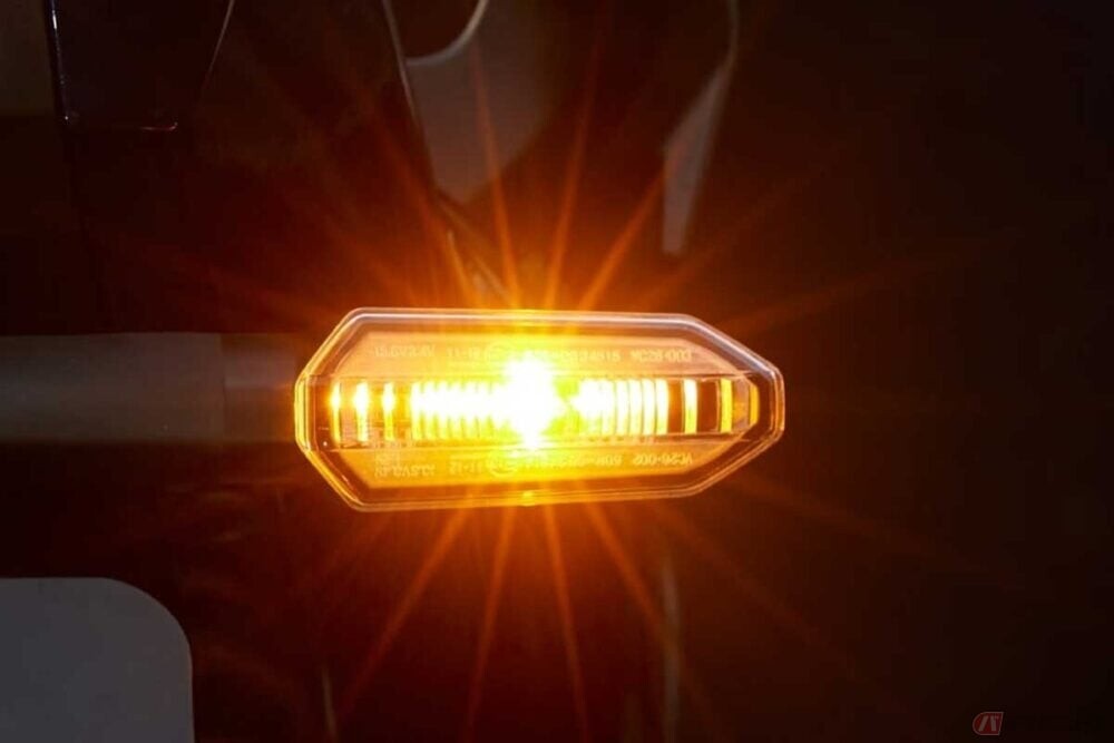 一体なぜ!?　バイクのウインカーは自動的に消えない？　クルマと違ってカンタンに装備できない理由とは