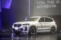 デカいキドニーグリルと細長の吊り目が次世代のBMWの象徴に！　電気自動車のiXとiX3を披露して発売開始