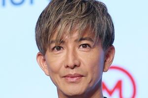 「キムタク」が“2000万円”の「高級ミニバン」との“2ショット”公開！ 後部座席でくつろぐ姿がカッコイイ！ 移動用の豪華「４人乗り仕様」どんなクルマ？