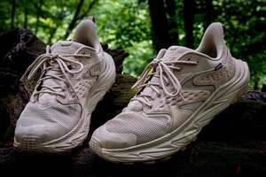「柔らかい…だけじゃない!?」クッション性とバネ感が融合したHOKA（ホカ）のベストセラーシューズを履き倒してわかったこと