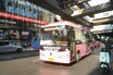 バスのBEV化が急激に進むタイで生き残る激安の「赤バス」！　「アジア感」たっぷりのエアコンレスの古いバスは消滅の危機