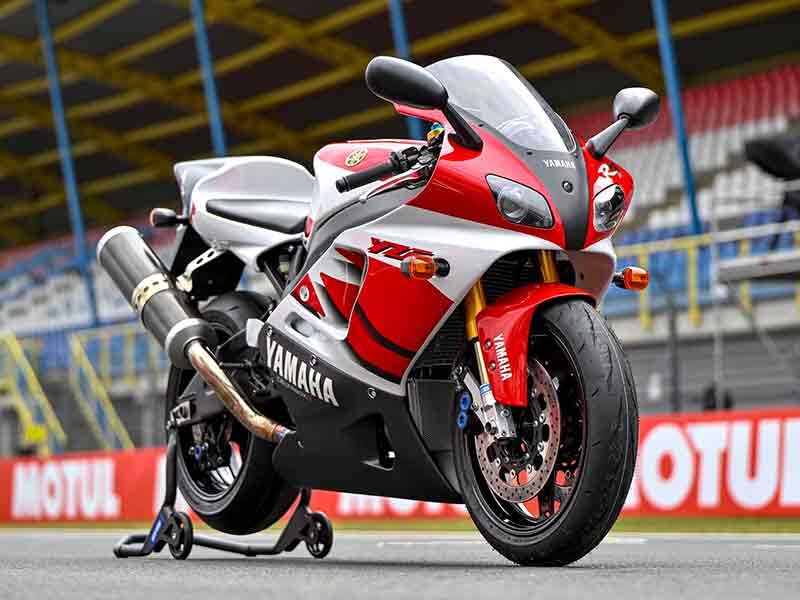 【ヤマハ】伝説のカラーが蘇る！ 創立70周年を記念した白×赤の「YZR-M1」で MotoGP 参戦