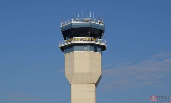 「世界でもっと忙しい管制塔」どうさばく？ 滑走路の使い方もカオス…支えるのは「海外では当たり前の優秀装備」の存在