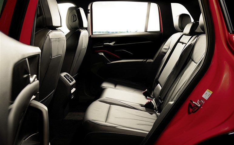 先進装備満載の次期「ティグアン」は買い？ 人気のハリアーやエクストレイルとコスパや装備を比較した！