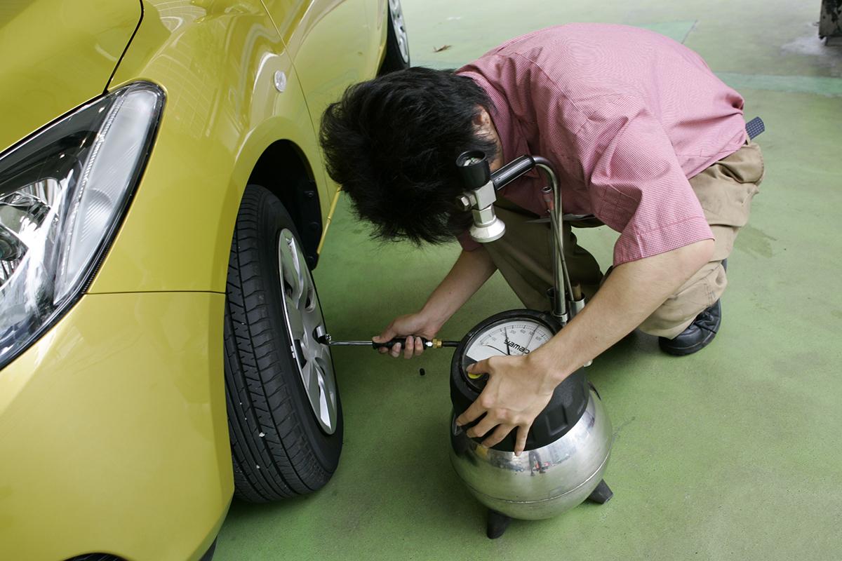 クルマのタイヤの空気充填は 自転車の空気入れ でも普通にできた 日常的にやっているライターが語る Web Cartop 自動車情報サイト 新車 中古車 Carview
