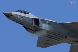 ソウル上空でド迫力飛行！「韓国オリジナル戦闘機」が抱える“リスク” 開発順調に見えるけど…大丈夫!?