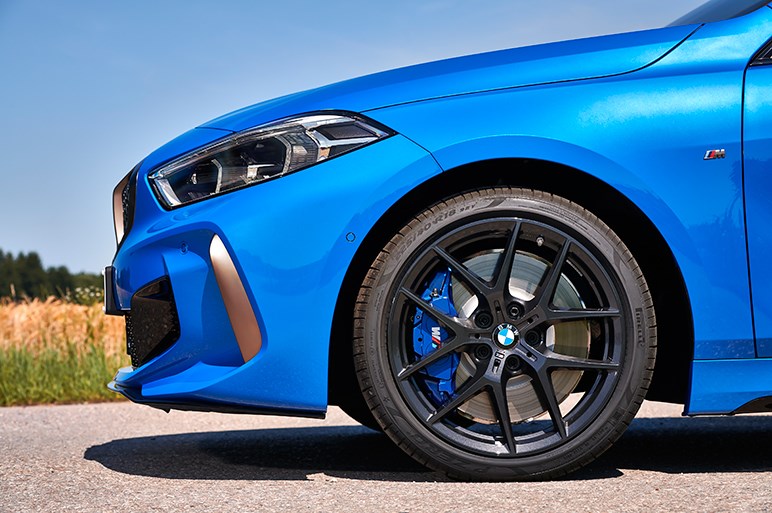 FFレイアウト採用の新型BMW 1シリーズはAクラスやマツダ3と比べて明快なスポーティさが光る