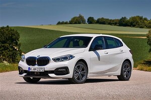 FFレイアウト採用の新型BMW 1シリーズはAクラスやマツダ3と比べて明快なスポーティさが光る