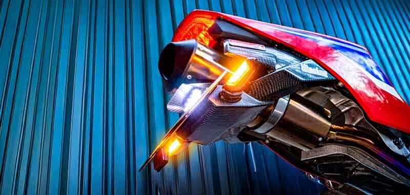 マジカルレーシングから綾織りカーボン製「汎用LEDカーボンウインカー」が発売！