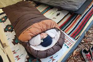 使用可能温度マイナス30度で冬キャンプでも寒さ知らず！ ベアーズロックの「封筒型寝袋 -30℃」に新色が登場 “布団のように眠れる”極厚ワイドな寝袋とは