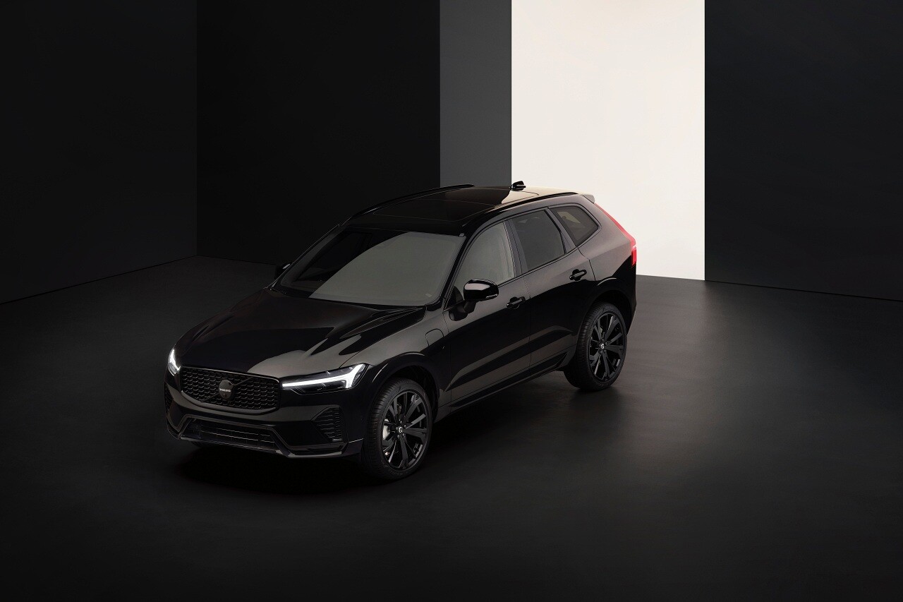 ボルボ、主力SUV『XC60』のPHEVモデルに精悍さを増した特別仕様車“ブラックエディション”を導入