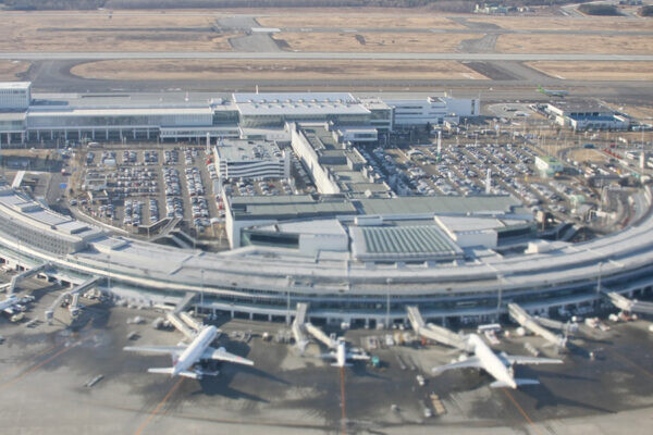 「飛行機乗る人よりカネ使う人優遇」に怒りの声も 新千歳空港の駐車料金“最大5倍”の衝撃 一体なぜ？