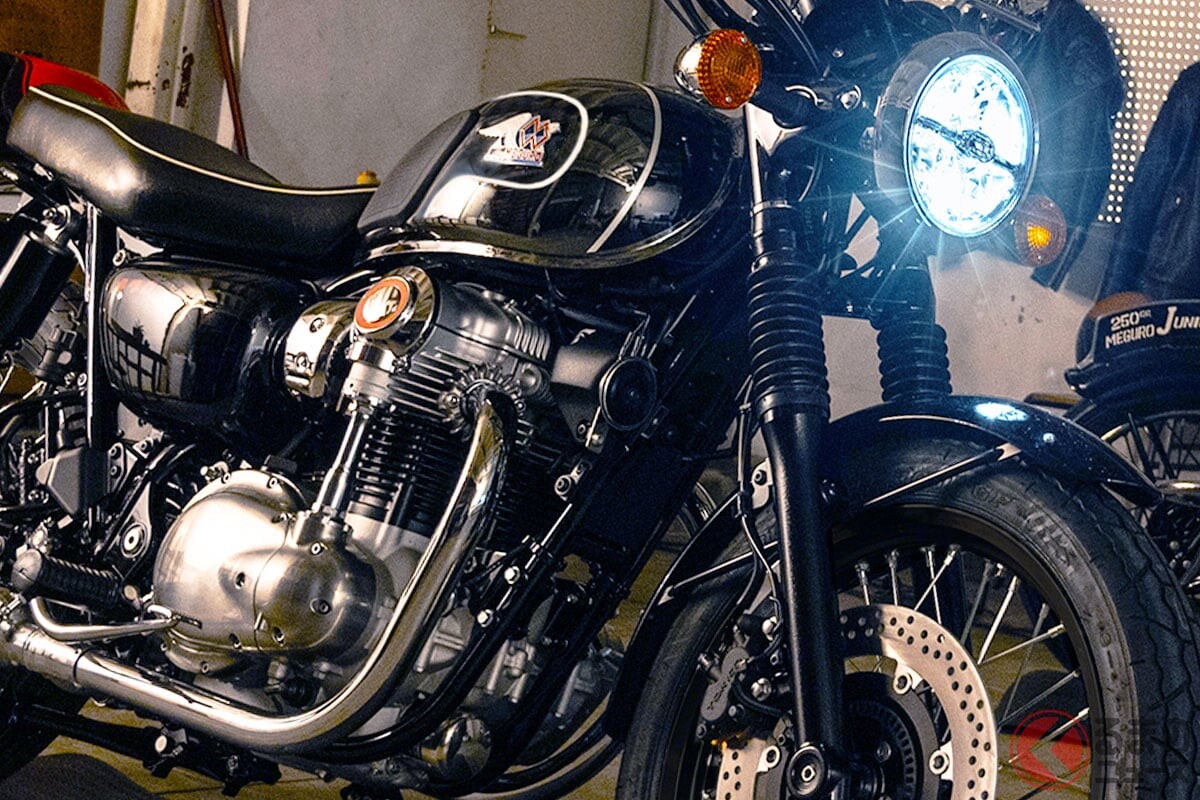 カワサキが大型バイク「MEGURO K3」“2026年モデル”発表！ 旧車オマージュの「超レトロデザイン」採用！ 約100年の歴史誇る「メグロ」ブランド最新モデルがカッコイイ！