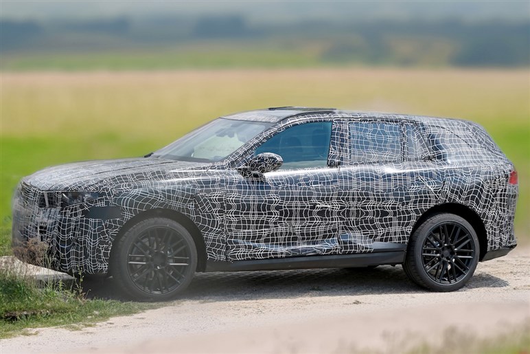 BMWの“電動ハイパワーSUV”がスゴイ！ 27年登場の新型「iX7」は1000psに迫るアルピナ仕様も計画中