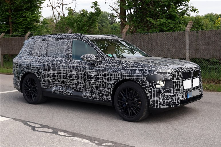 BMWの“電動ハイパワーSUV”がスゴイ！ 27年登場の新型「iX7」は1000psに迫るアルピナ仕様も計画中