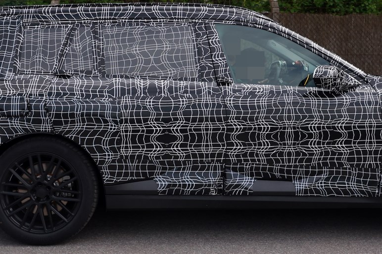 BMWの“電動ハイパワーSUV”がスゴイ！ 27年登場の新型「iX7」は1000psに迫るアルピナ仕様も計画中