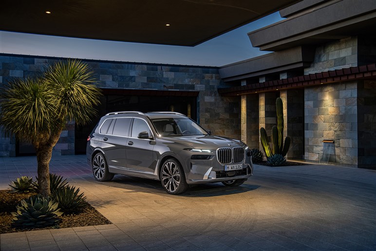 BMWの“電動ハイパワーSUV”がスゴイ！ 27年登場の新型「iX7」は1000psに迫るアルピナ仕様も計画中