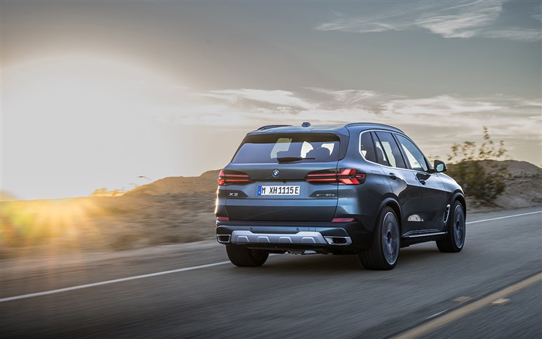 BMWの“電動ハイパワーSUV”がスゴイ！ 27年登場の新型「iX7」は1000psに迫るアルピナ仕様も計画中