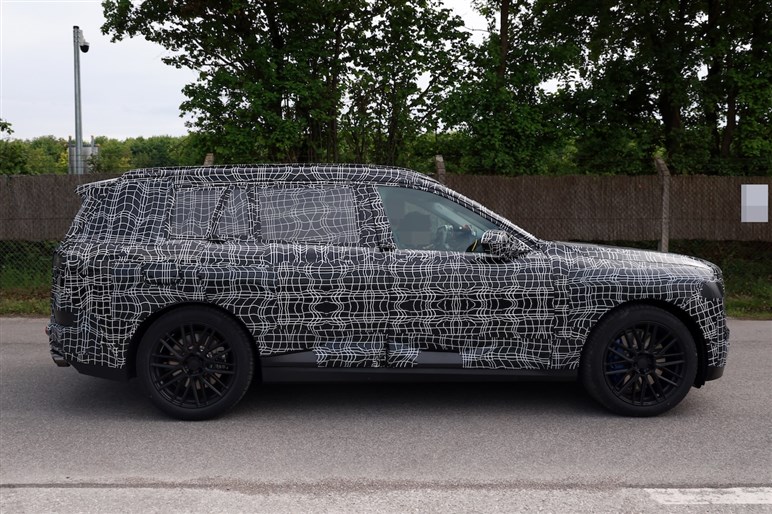 BMWの“電動ハイパワーSUV”がスゴイ！ 27年登場の新型「iX7」は1000psに迫るアルピナ仕様も計画中