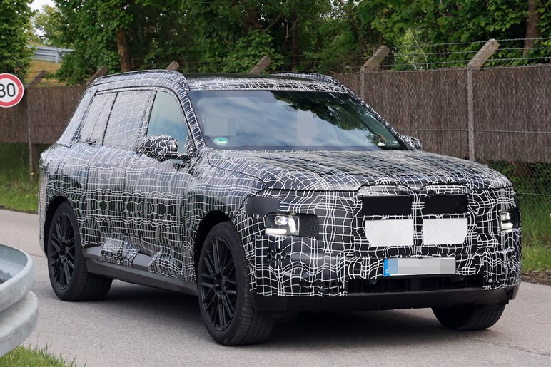 BMWの“電動ハイパワーSUV”がスゴイ！ 27年登場の新型「iX7」は1000psに迫るアルピナ仕様も計画中