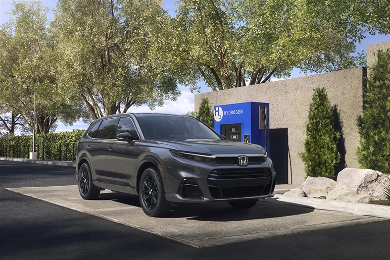 「CR-V」にハイブリッドが出るってマジ？ “悲運のベストセラーSUV”が日本で二転三転する理由は、ホンダの“企業気質”にあった