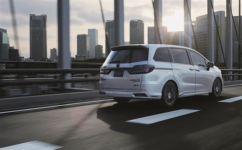 「CR-V」にハイブリッドが出るってマジ？ “悲運のベストセラーSUV”が日本で二転三転する理由は、ホンダの“企業気質”にあった