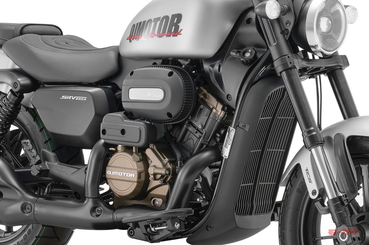 えっ？　クラッチなし両手ブレーキの中華製250ccクルーザー!?【QJmotor SRV250A】69万8000円で近日登場！　先行予約も受付け中