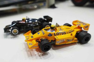 アイルトン・セナ公認F1マシンがスロットカーで登場！18種のサーキットが再現できるコースキットも開発されている