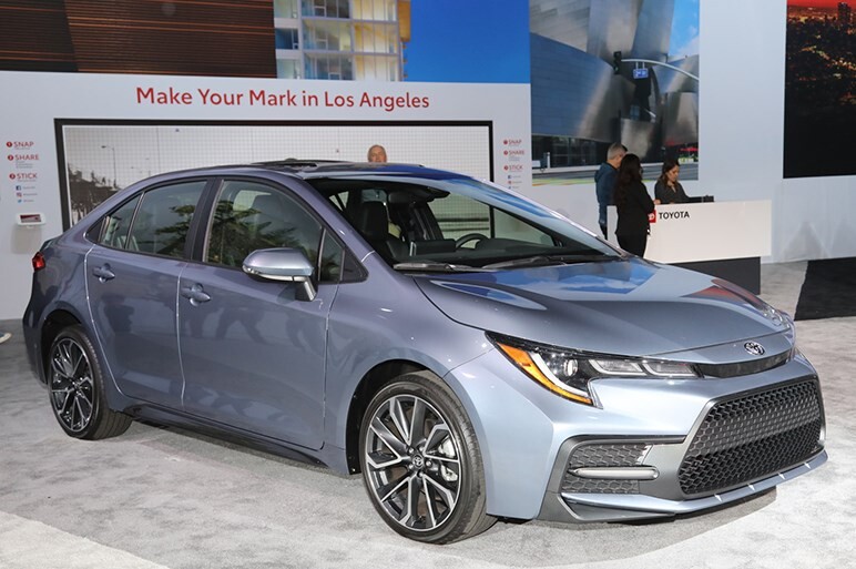 日本もほぼこの形。トヨタ カローラ新型セダンは若者を意識したデザインに