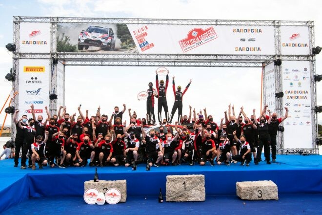 豊田章男オーナー「やっと海で泳ぐことができますね！」WRCイタリアで勝利のチームを祝福