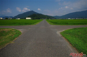 【ギモン】信号も標識もない交差点でクルマが鉢合わせ!!　どっちが優先なのよ？