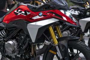 発進から停止まで“クラッチ操作不要”で楽しめる新型アドベンチャー!! BMW Motorrad「F 450 GS」発表 シート高は845mmに設定