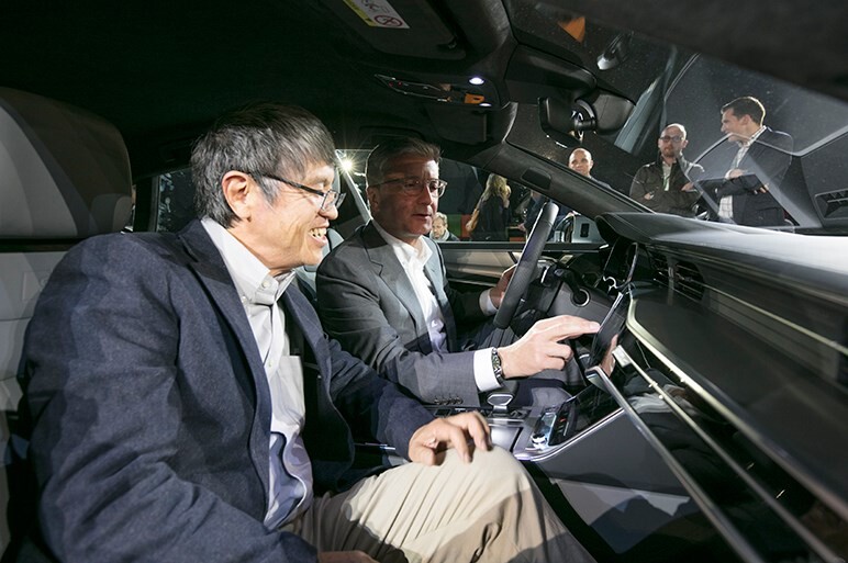 アウディA7発表～会場でチーフデザイナーとアウディ会長を直撃する