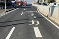 強烈なアピール!? 道路に「ウインカー」の文字、なぜ？ 佐賀県にある「謎の交差点」 標識が設置された理由とは