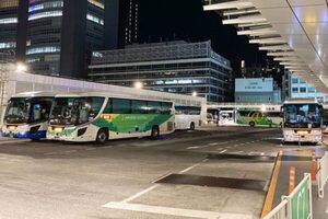 高速バス「何時間まで乗れますか？」 実は“長時間耐えられる派”が多数!? 「寝てればOK」「便による」 “経験者”たちのリアルな声